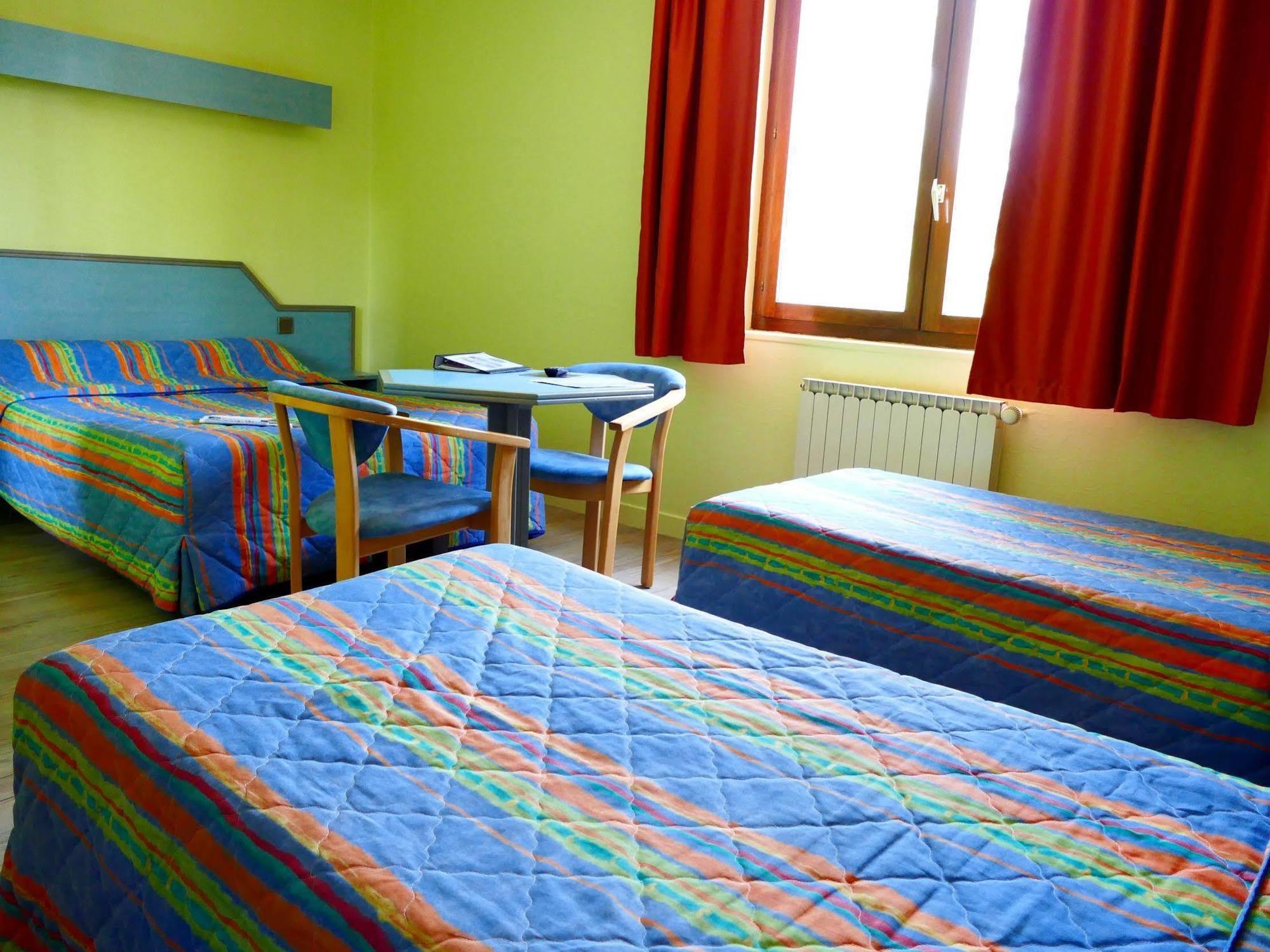 Logis La Rose Des Vents Hotell Volvic Exteriör bild