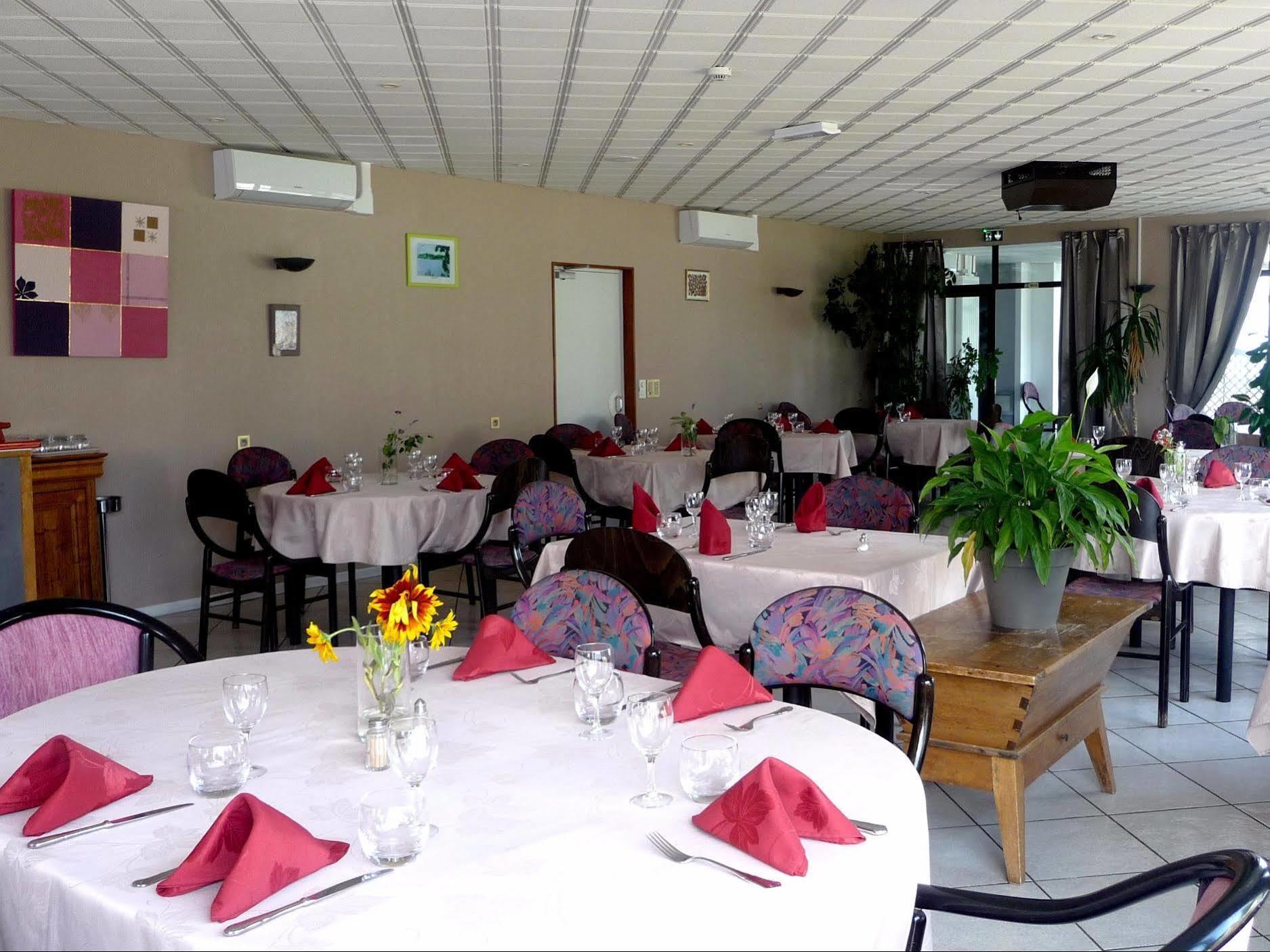 Logis La Rose Des Vents Hotell Volvic Exteriör bild