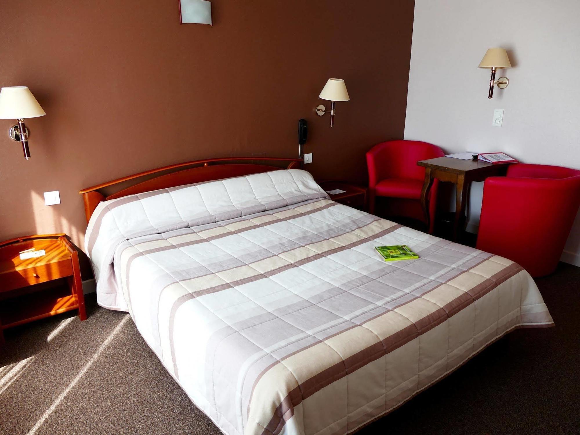 Logis La Rose Des Vents Hotell Volvic Exteriör bild