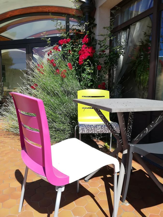 Logis La Rose Des Vents Hotell Volvic Exteriör bild