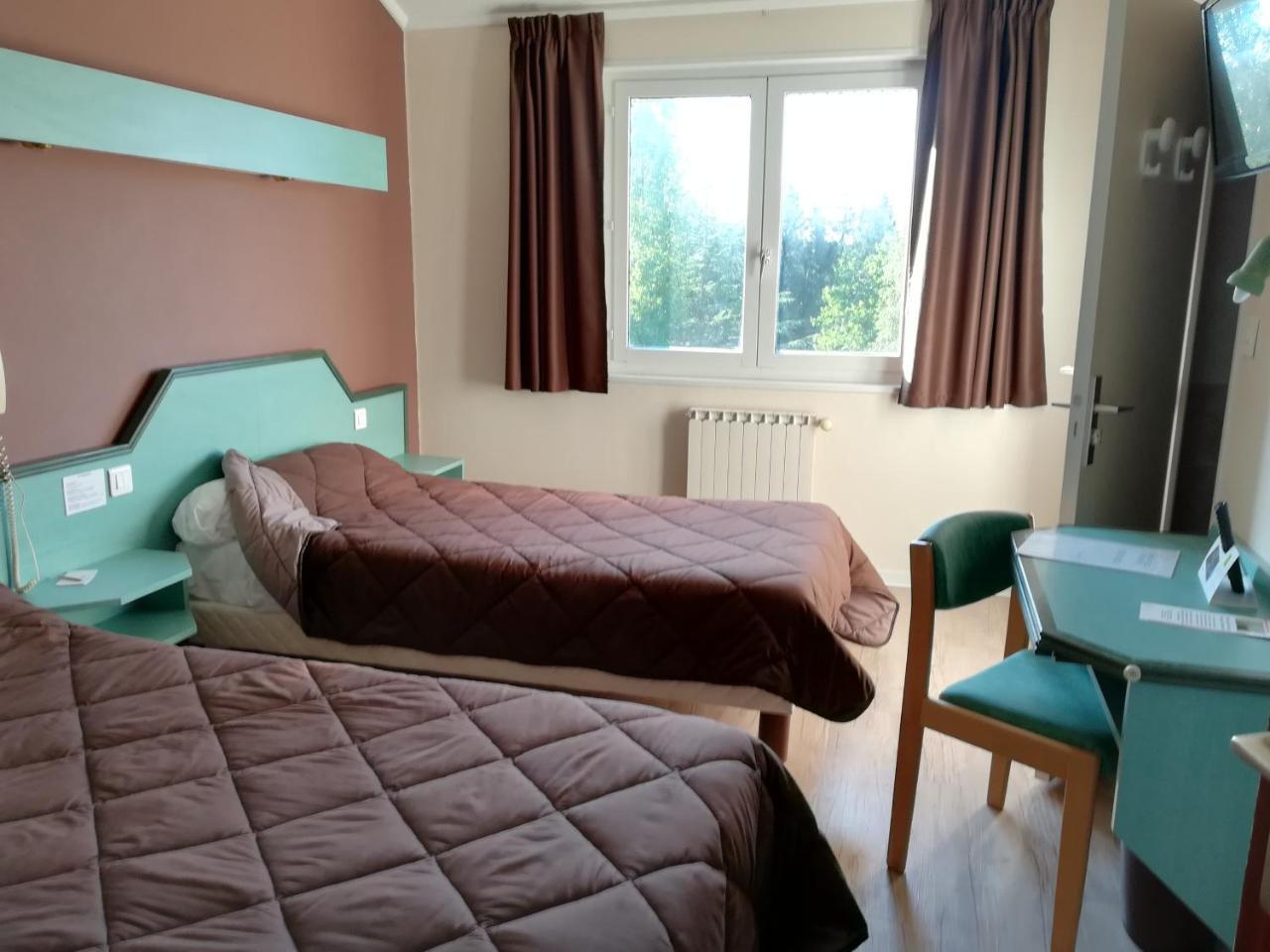 Logis La Rose Des Vents Hotell Volvic Exteriör bild