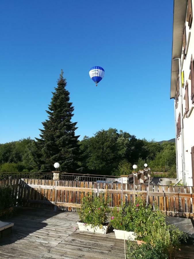 Logis La Rose Des Vents Hotell Volvic Exteriör bild